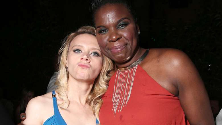 leslie jones kate mckinnon posing