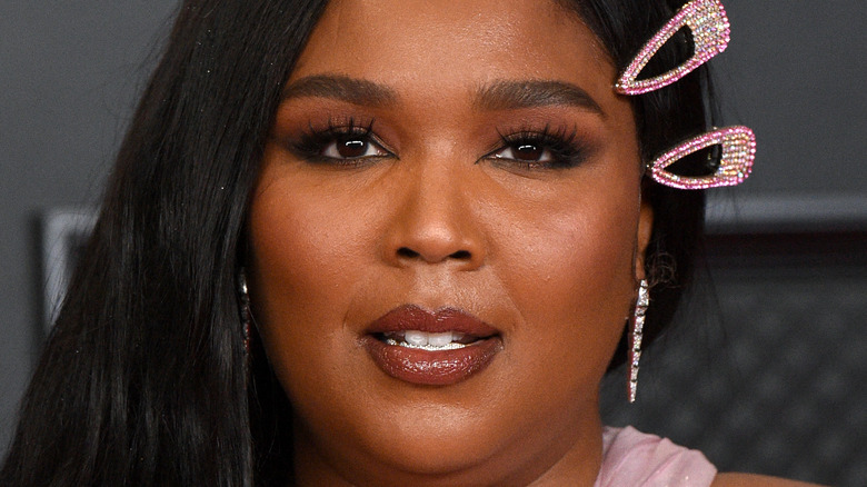 Lizzo wearing clips