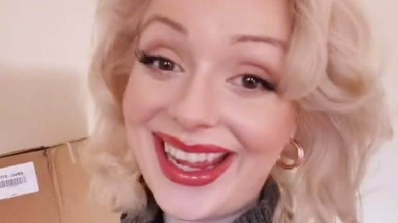 Jasmine Chiswell looking like Marilyn Monroe