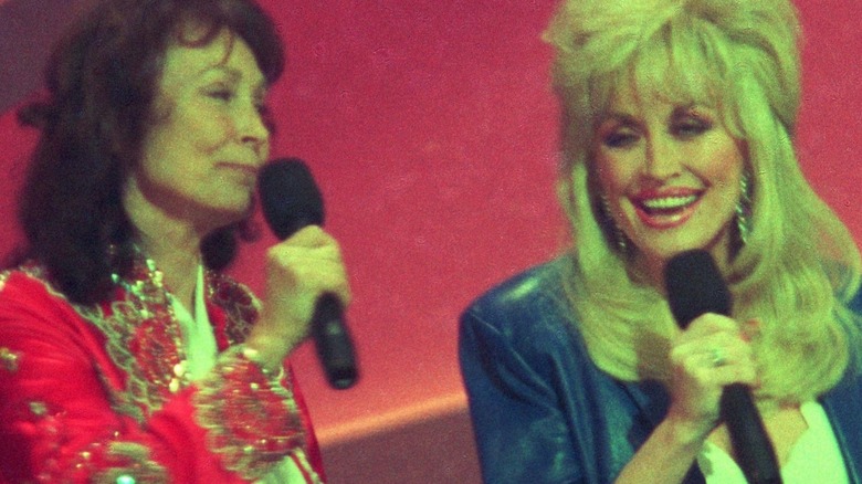 Dolly Parton and Loretta Lynn on stage