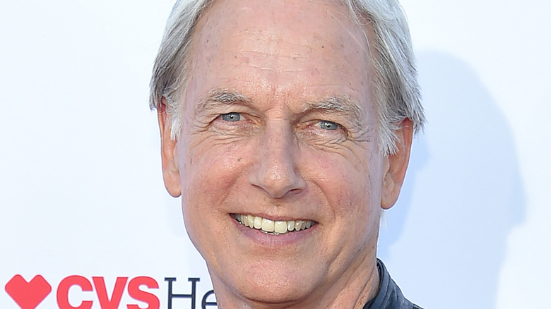 Mark Harmon smiles with gray hair.