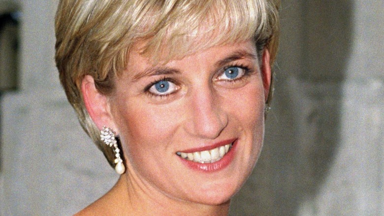 Diana Spencer smiling 