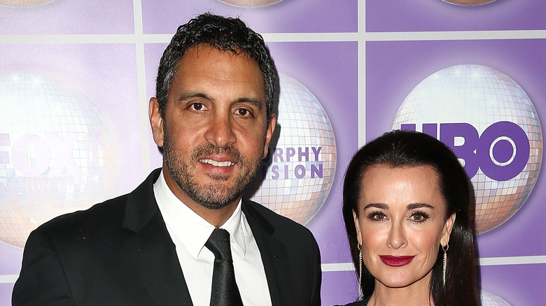 Mauricio Umansky and Kyle Richards pose on the red carpet together