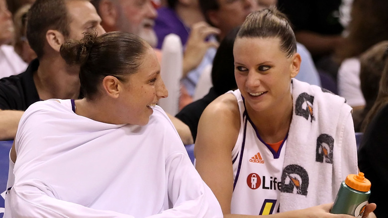 Diana Taurasi and Penny Taylor chat on the bench