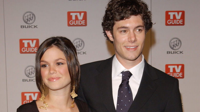 Adam Brody with arm around Rachel Bilson