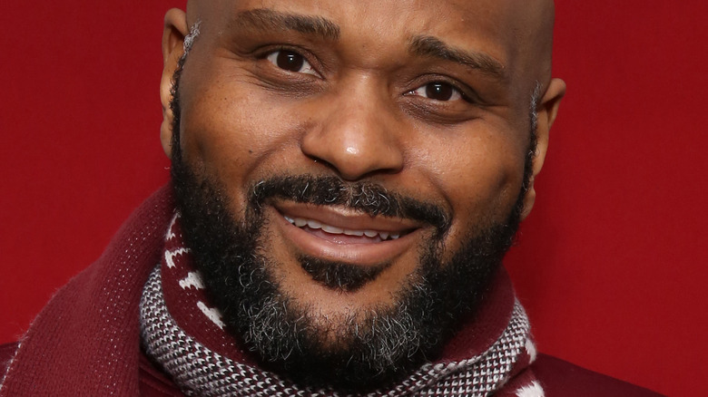 Ruben Studdard wears red and gray scarf