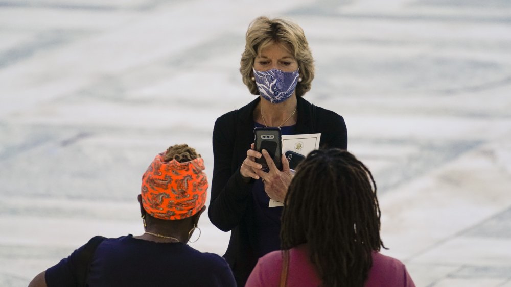 Lisa Murkowski at the wake of Ruth Bader Ginsburg