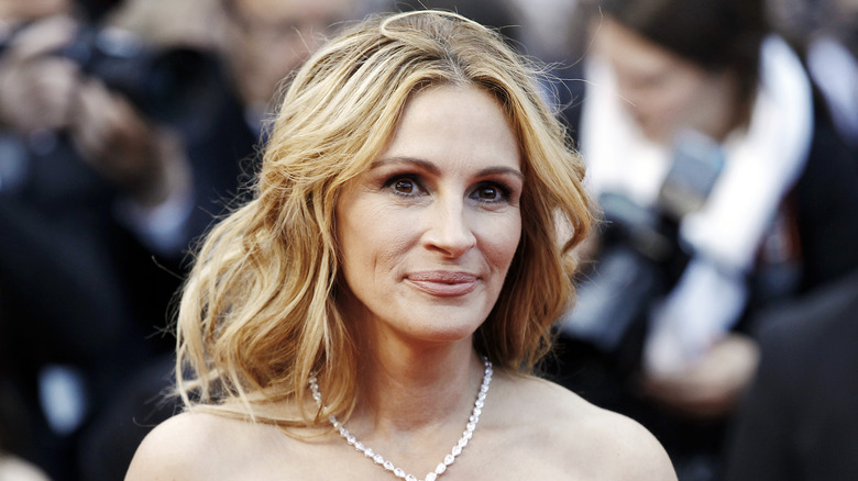 Julia Roberts poses on red carpet