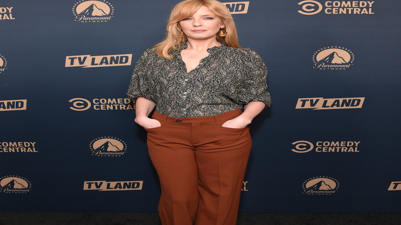 Kelly Reillyposing at TV Land event