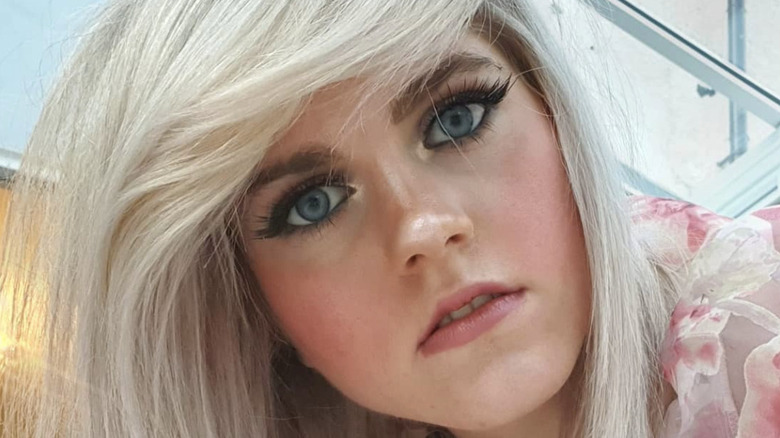 Marina Joyce posing