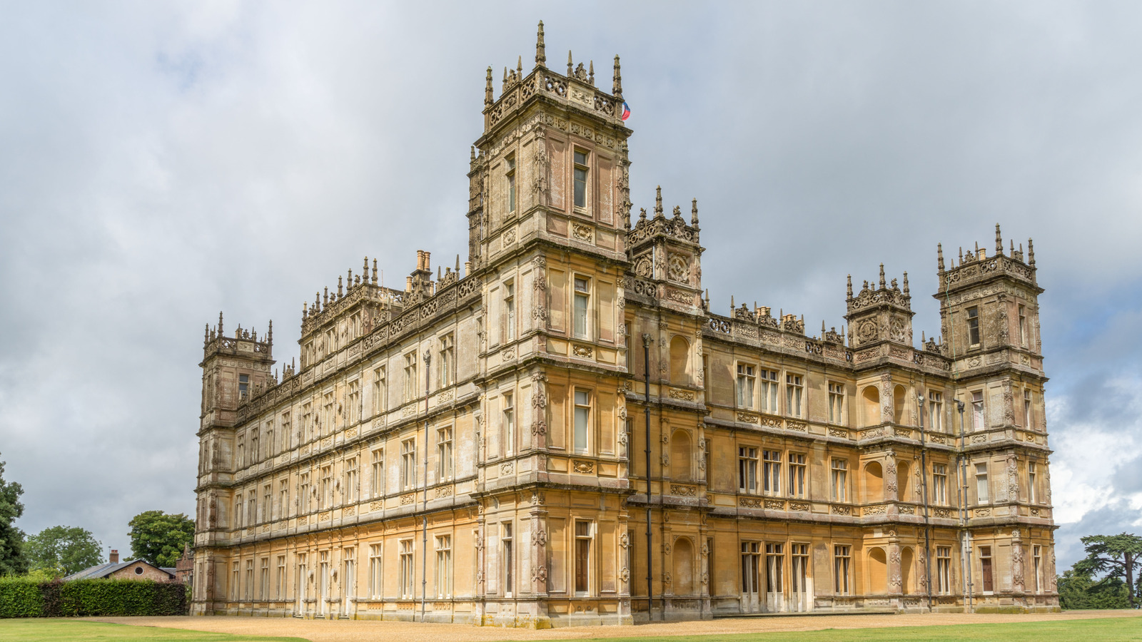 15 Photos of Highclere Castle, the Real Life Downton Abbey