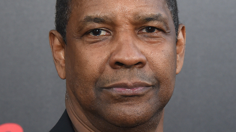 Denzel Washington poses with a pleasant look on his face.