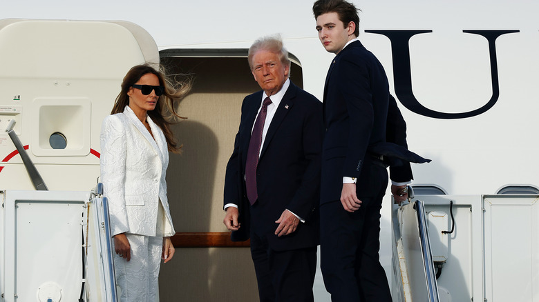 U.S. President-elect Donald Trump, Melania Trump and their son Barron board a U.S. Air Force aircraft en route to Dulles, Virginia on January 18, 2025 in West Palm Beach (2025)