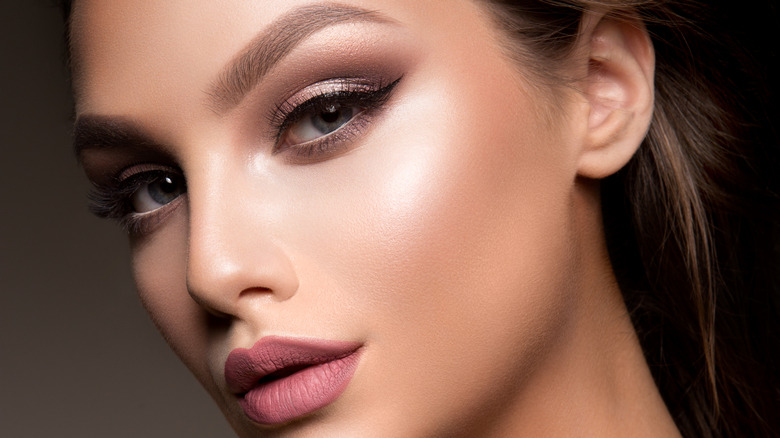 contour winged eyeliner makeup