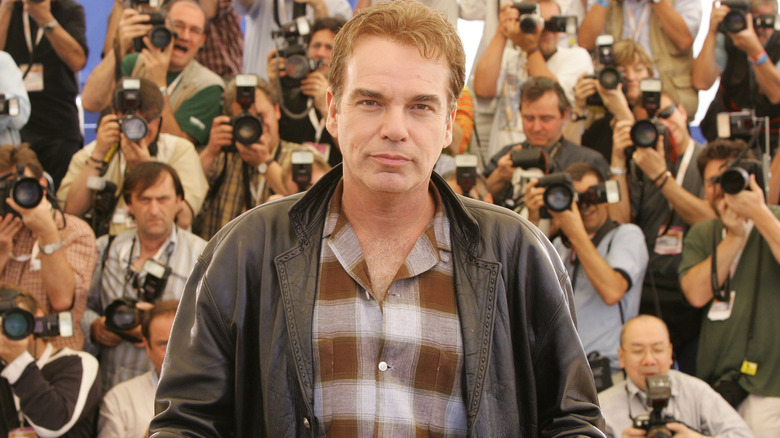 Billy Bob Thornton in front of a crowd of photographers