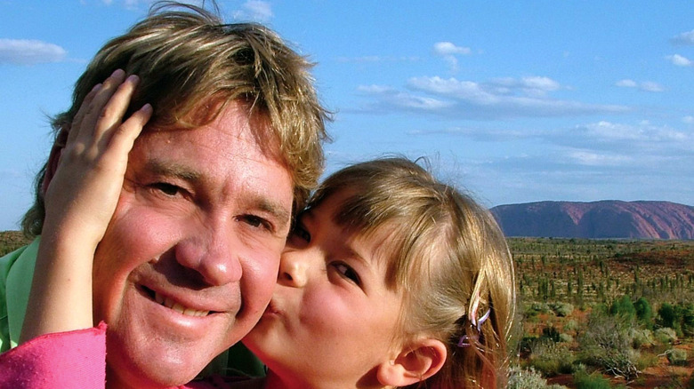 Bindi Irwin kissing her dad, Steve Irwin, on the cheek