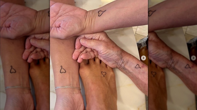 Carrie Underwood, her mother, and sisters showing off their matching tattoos