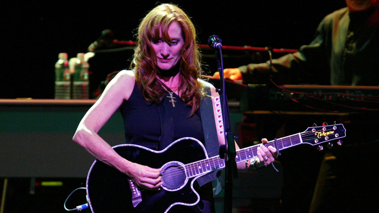 Patti Scialfa playing guitar