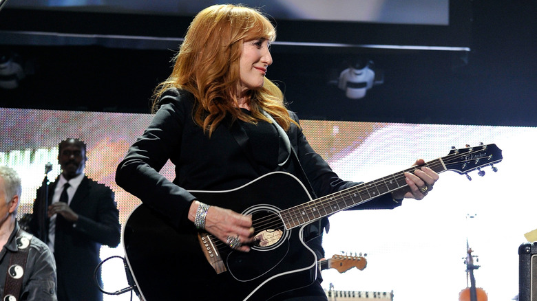Patti Scialfa playing guitar