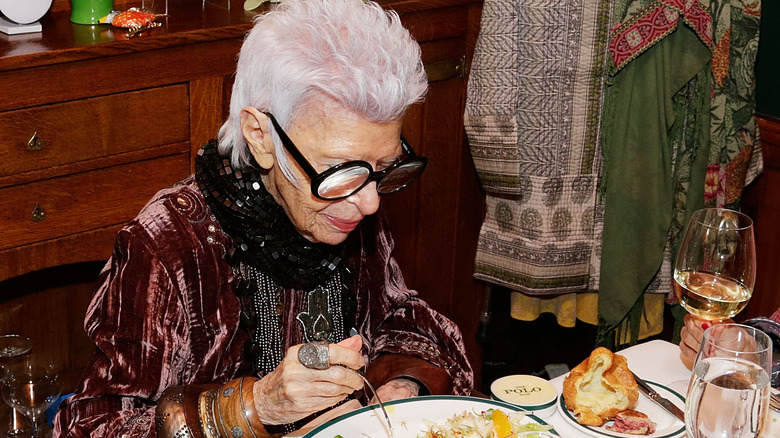 Iris Apfel eating