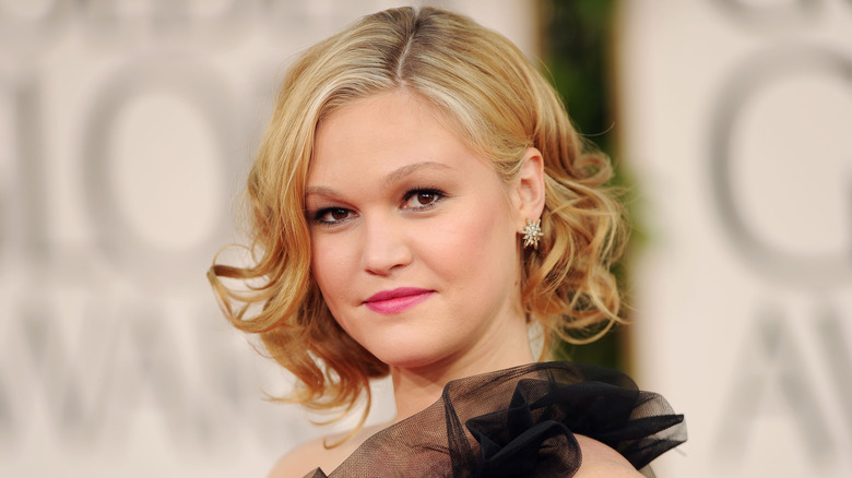 Julia Stiles staring black dress