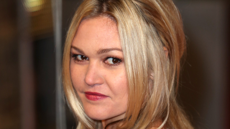 Julia Stiles head turned forward