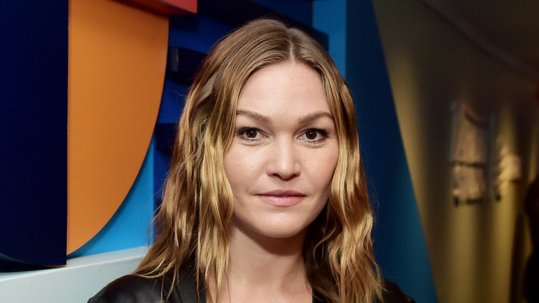 Julia Stiles hair down