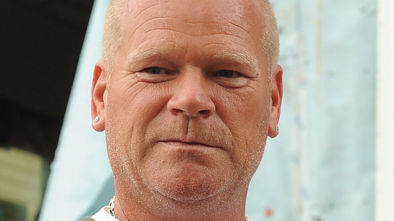 Mike Holmes posing