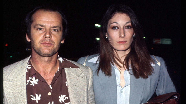 Jack Nicholson and Anjelica Huston walking together in 1983