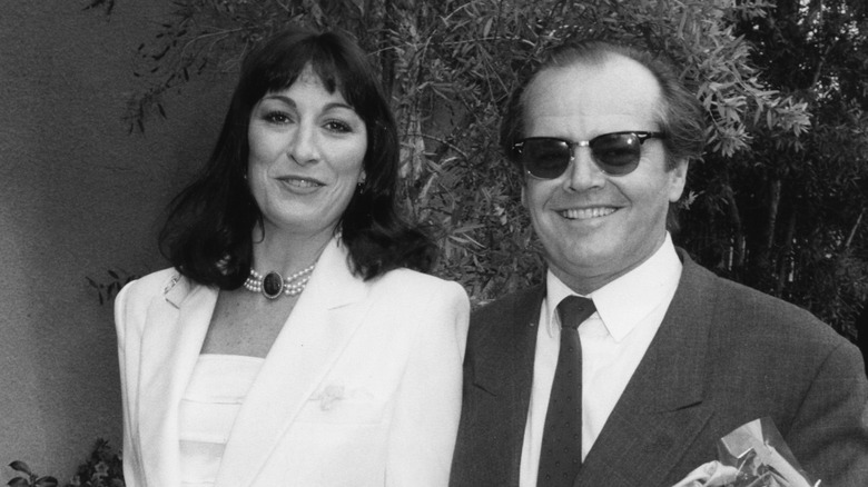 Black and white photo of Anjelica Huston and Jack Nicholson in 1988