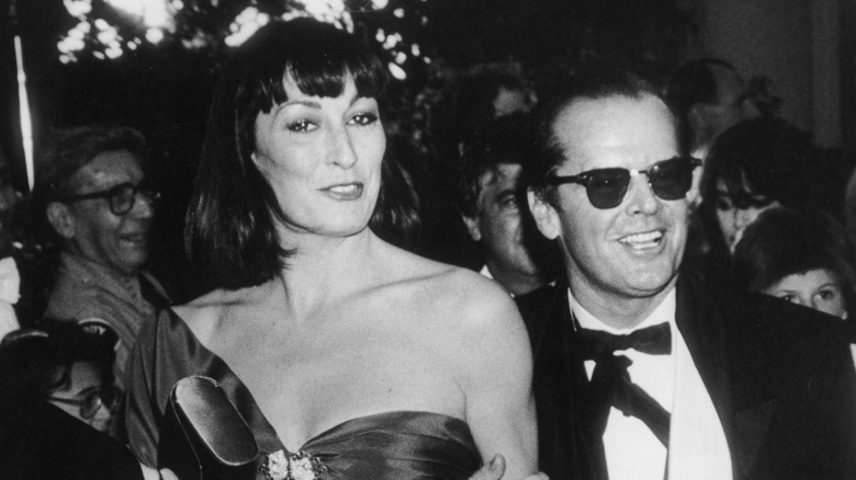 Black and white photo of Anjelica Huston and Jack Nicholson at the 1986 Oscars