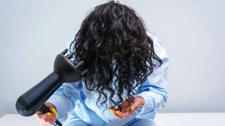 woman diffusing her curls
