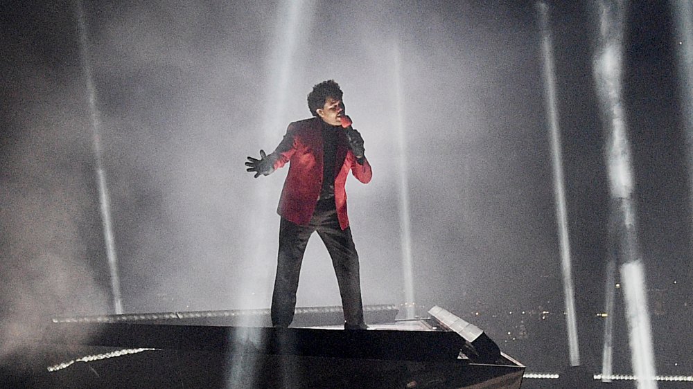 The Weeknd performs Blinding Lights at the VMAs 