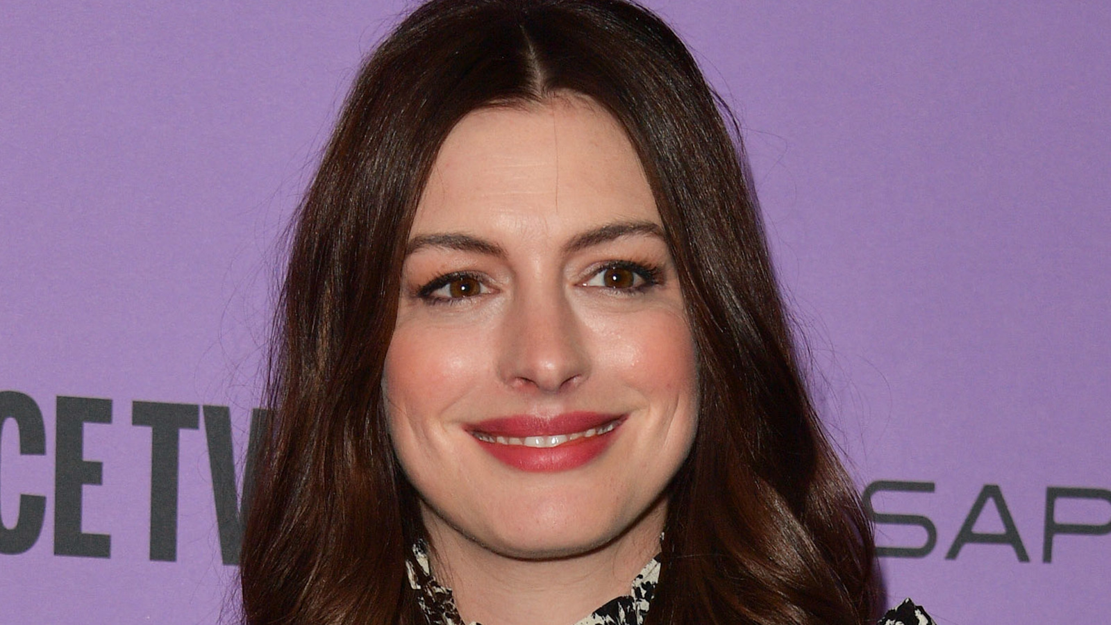 Anne Hathaway Recalls Viral ‘Mom Mode’ Red Carpet Moment