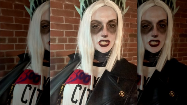 Anne Hathaway in Boo York City costume