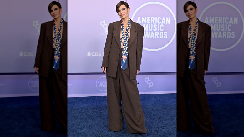 Lisa Rinna posing