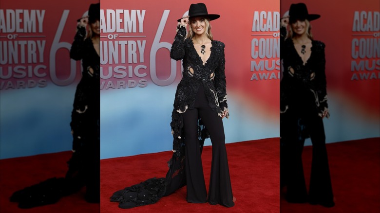 Lainey Wilson posing in all-black outfit