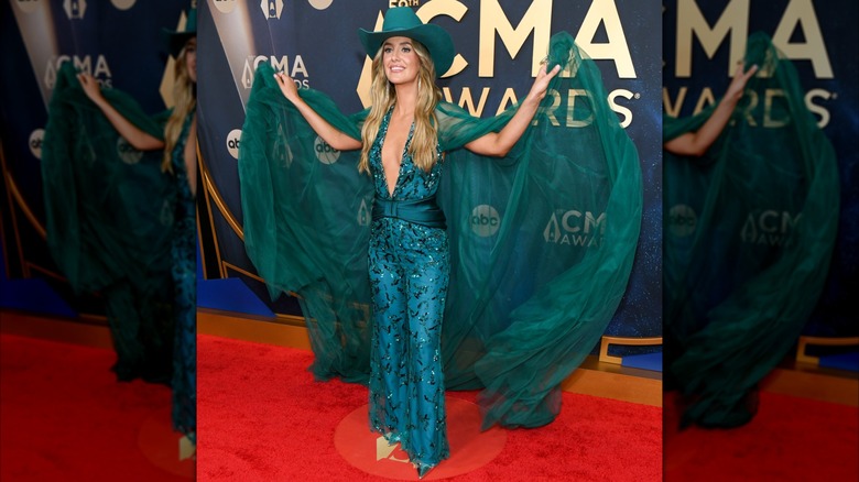 Lainey Wilson smiling