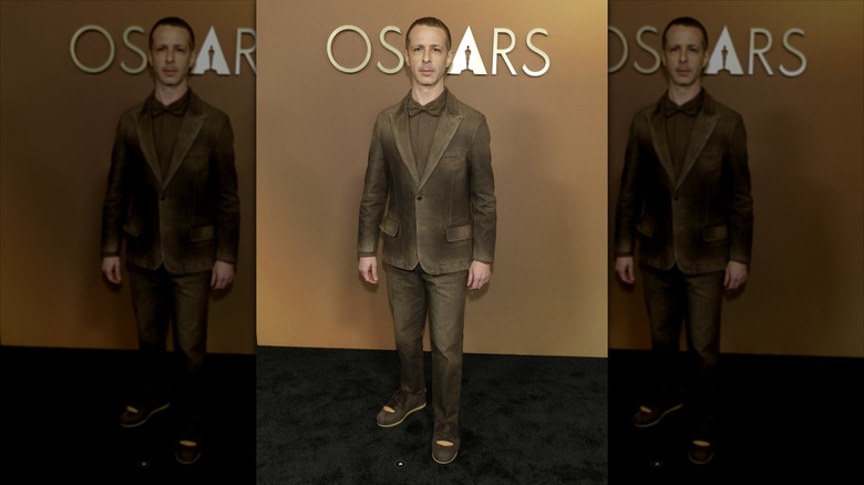 Jeremy Strong in an all-brown suit on the black carpet.