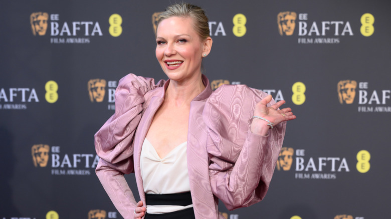 Kirsten Dunst waving