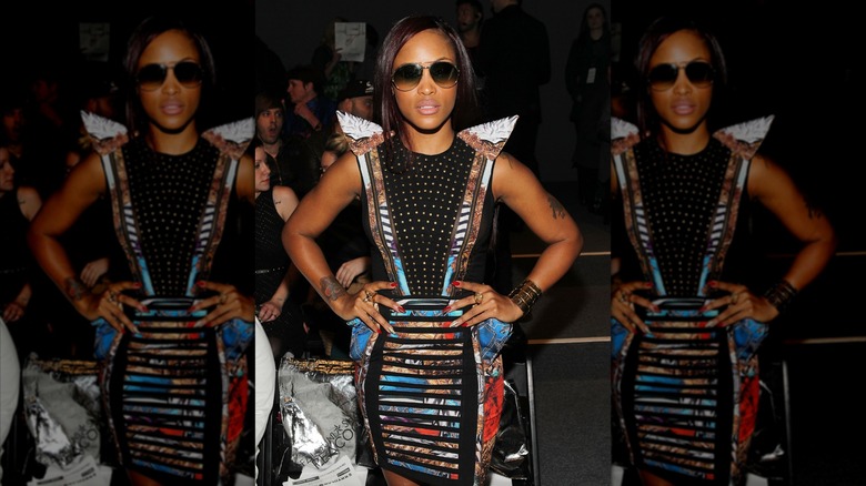 Eve posing with her hands on her hips