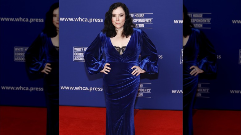 Alex Borstein posing 2025 White House Correspondents' Dinner