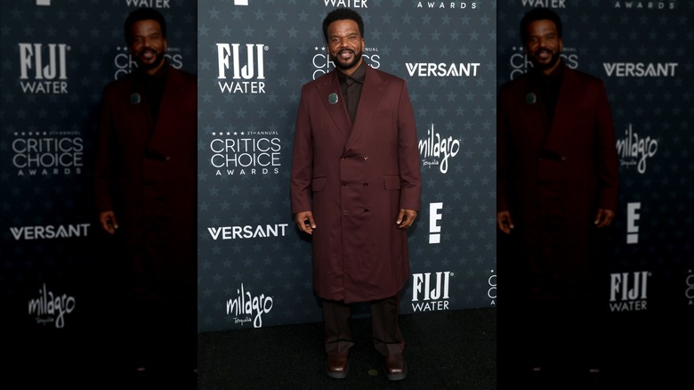 Craig Robinson posing