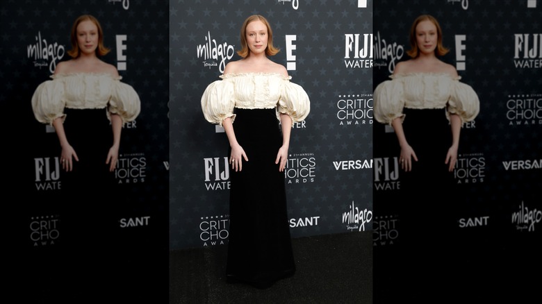 Hannah Einbinder posing