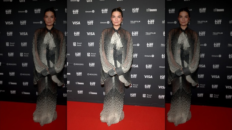 Annie Murphy smirks on the red carpet