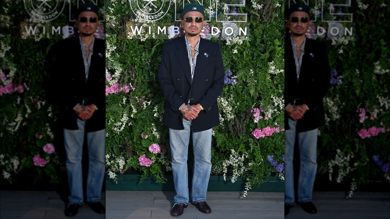 Rhuigi Villaseñor posing