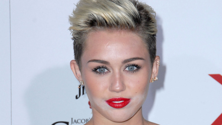 Miley Cyrus with powder on lower face