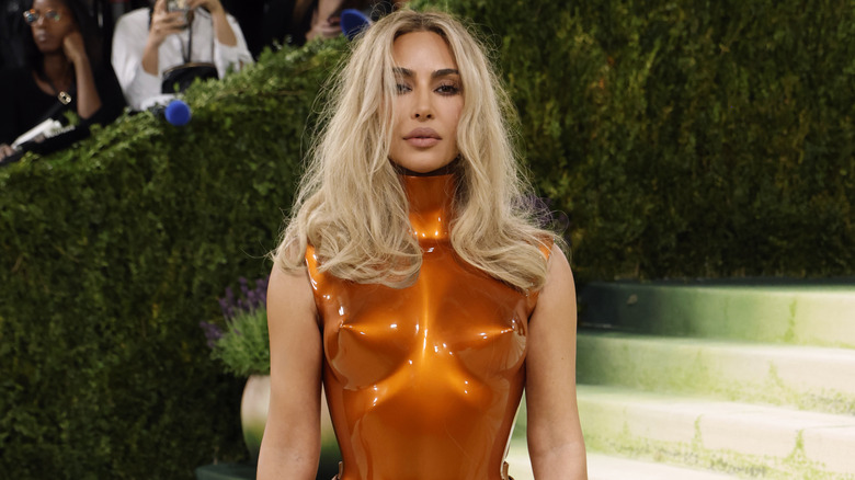 kim kardashian posing