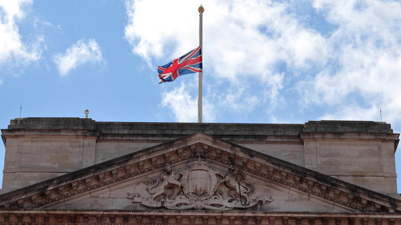 Buckingham Palace flag flying half mast 