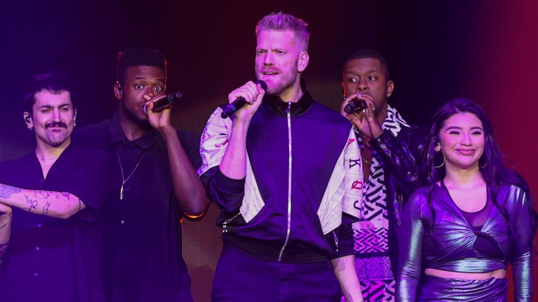 Mitch Grassi, Matt Sallee, Scott Hoying, Kevin Olusola, and Kirstin Maldonado singing